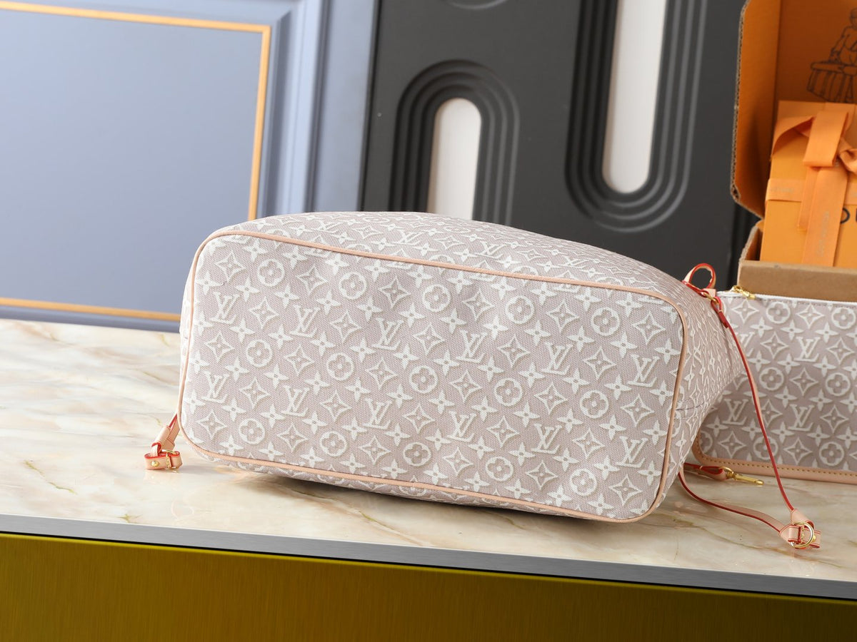 Louis Vuitton Neverfull Monogram Tote with Matching Pouch — detail