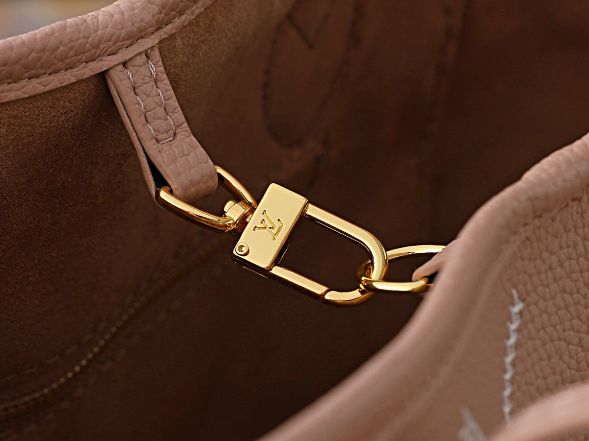 Louis Vuitton Neverfull Monogram Tote with Matching Pouch — detail
