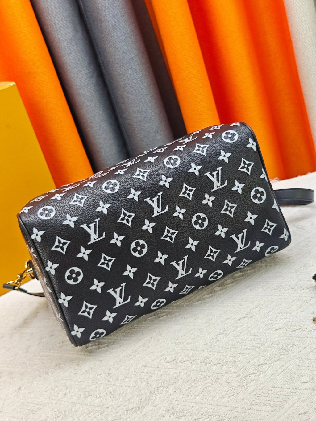 Louis Vuitton Speedy Bandoulière Monogram Bowling Bag — detail